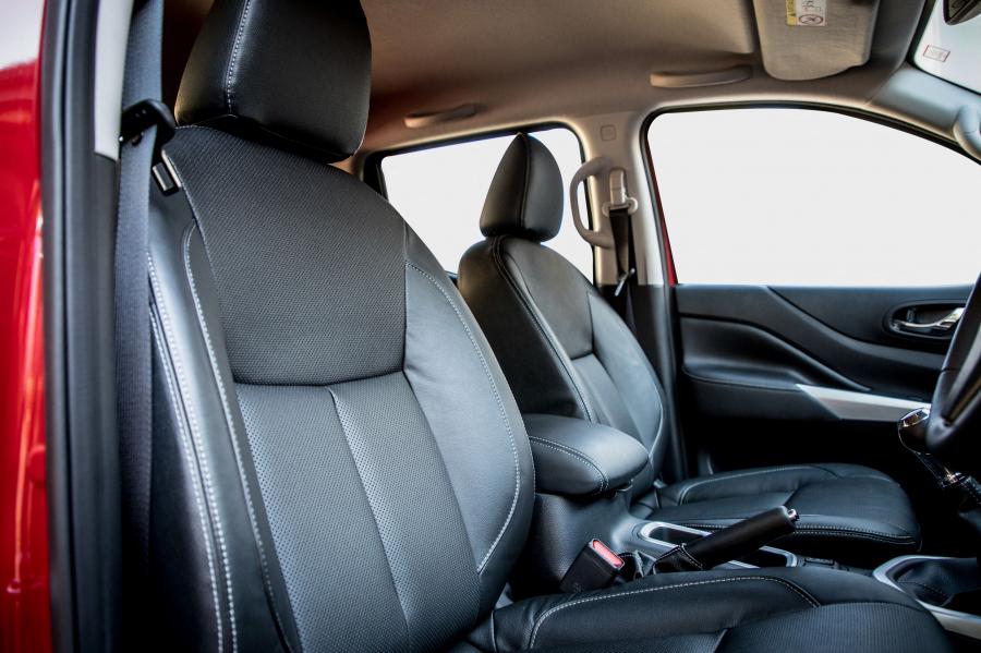 Интерьер Nissan Navara Double Cab (D23) 2017 года  (ZA) (фото 11 из 26)